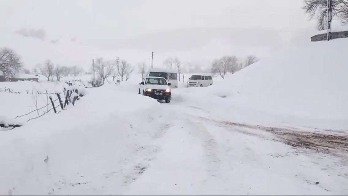 Amasya'da Kar Yağışı Öğrencileri Etkiledi