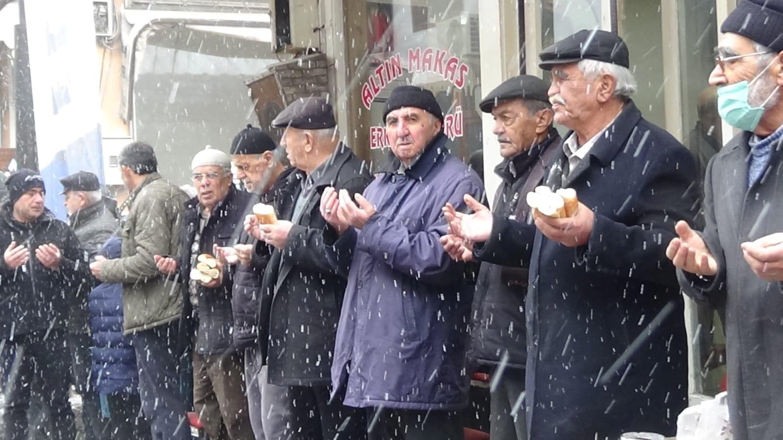 Kar Yağışı Altında Birlik ve Beraberlik