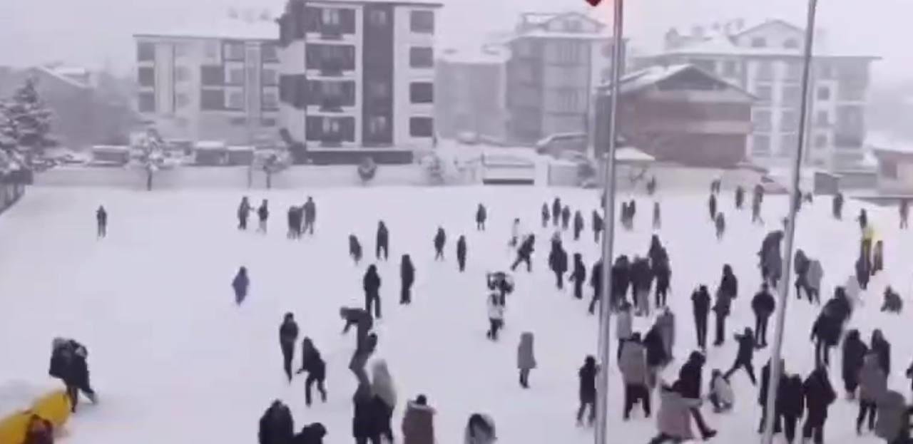 Gerede'de Öğrenciler Kar Eğlencesi Yaşadı