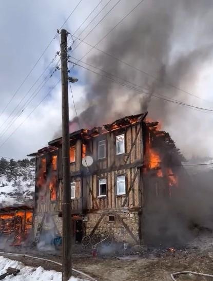 Kastamonu'da Yangın Faciası: 3 Ev ve 1 Ahır Yok Oldu, 55 Hayvan Telef Oldu