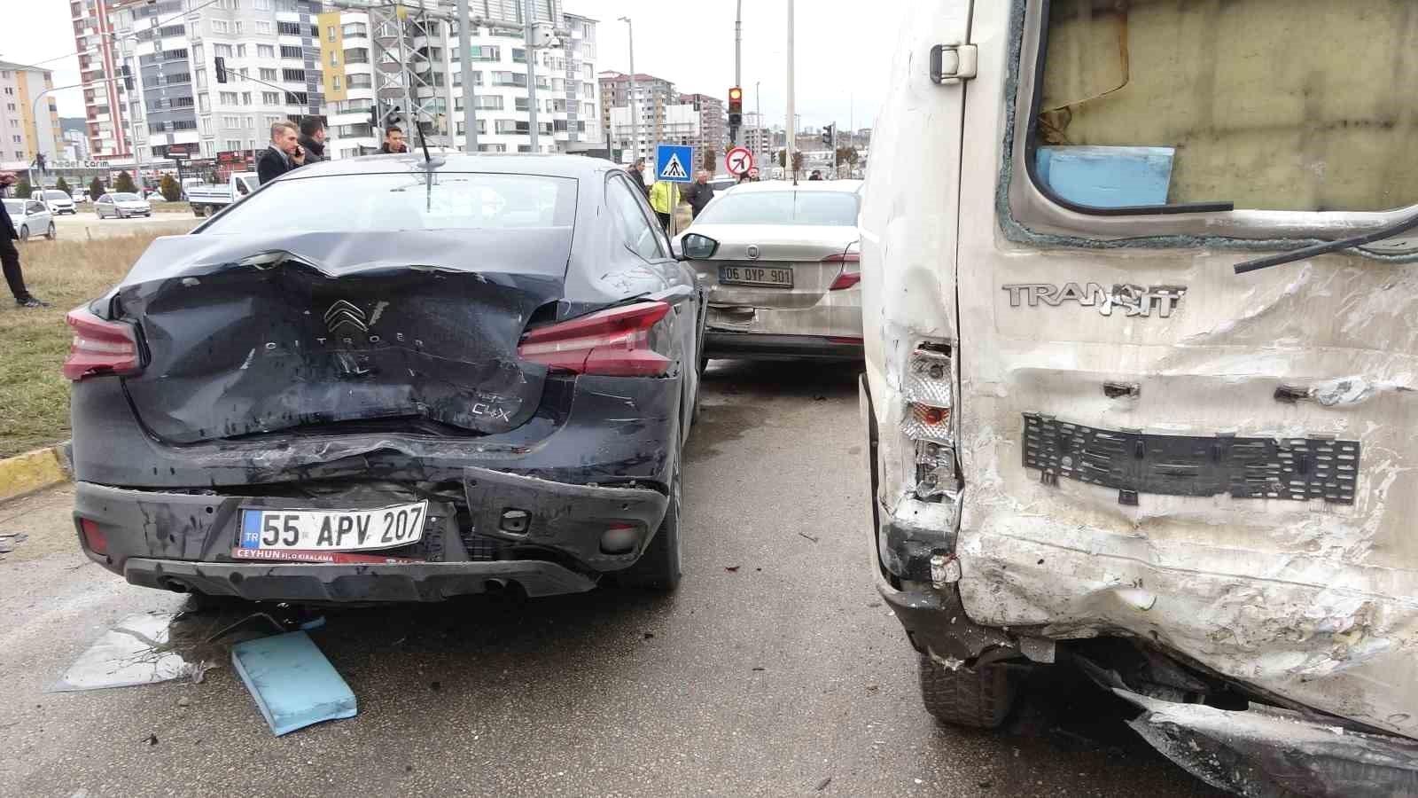 Kastamonu'da Zincirleme Trafik Kazası: 7 Araç Çarpıştı, 1 Kişi Yaralı