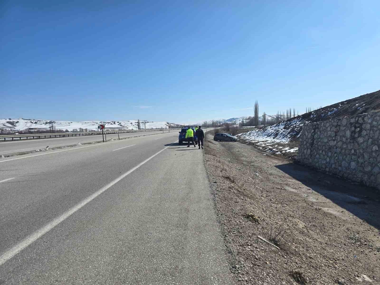 Çorum Alaca'da Otomobil Tarlaya Uçtu: 1 Yaralı