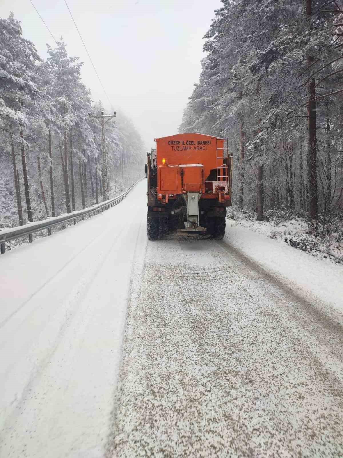 Düzce'de Yoğun Kar Yağışıyla Mücadele Devam Ediyor