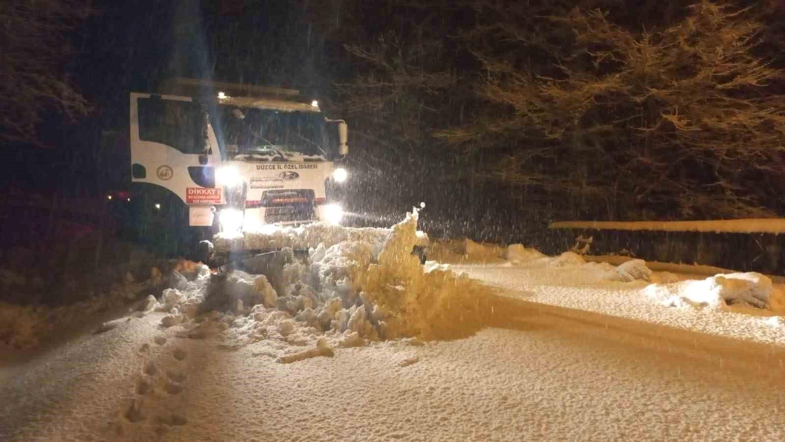 Düzce'de Yoğun Kar Yağışı Ulaşıma Engel Oluyor