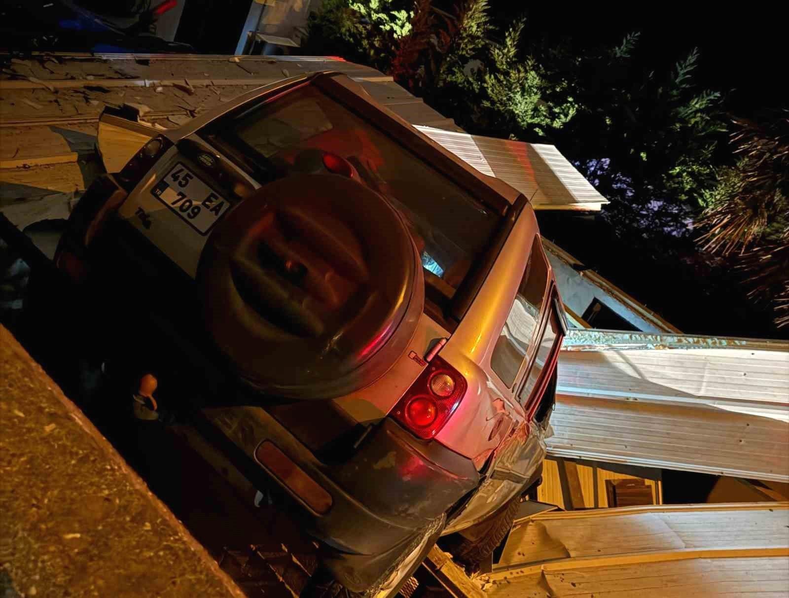 Ordu'da Kontrolden Çıkan Cip Elektrik Panosuna Çarptı, İki Kişi Yaralandı