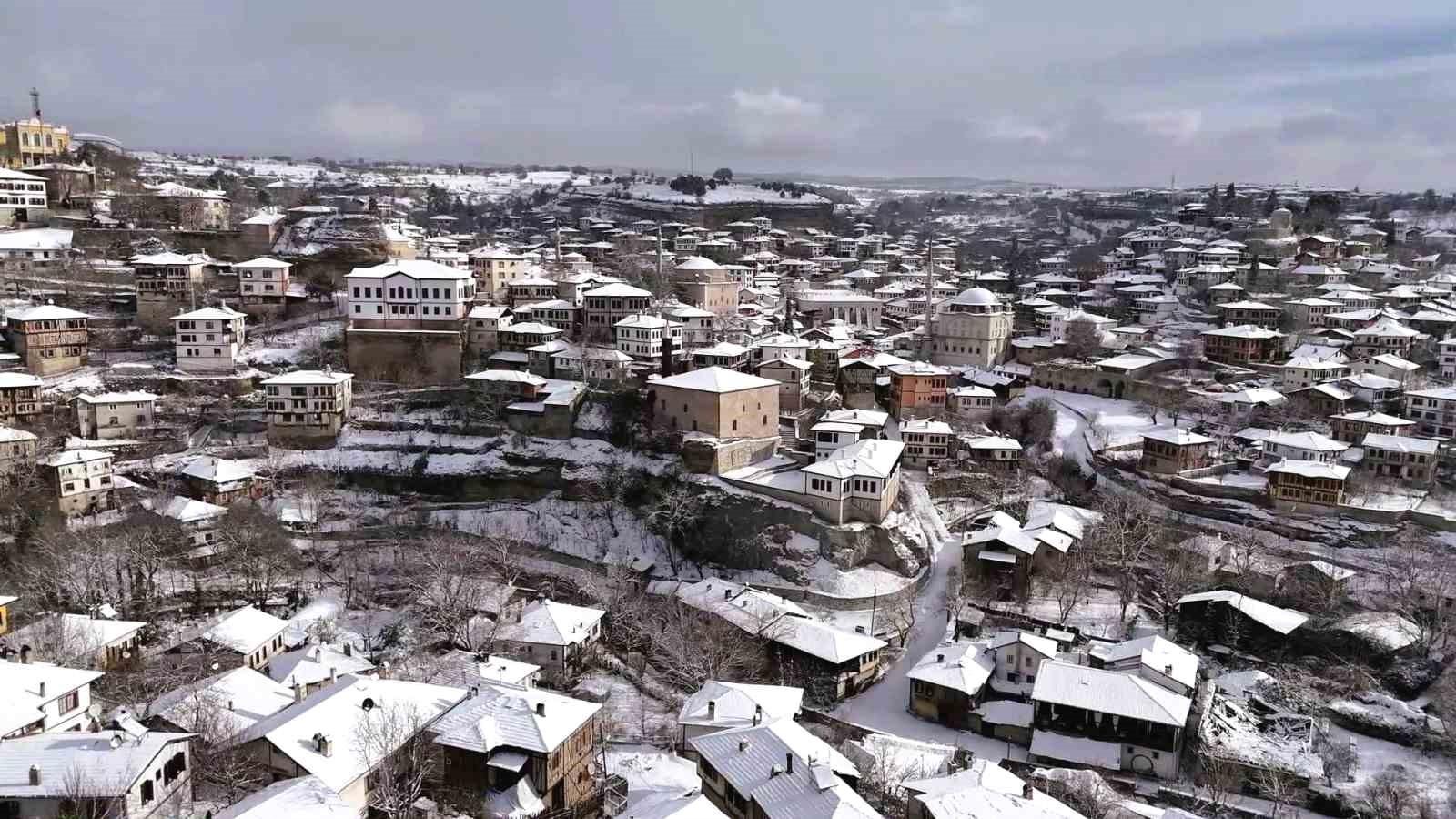 Tarihi Yapılar ve Kar Manzaraları