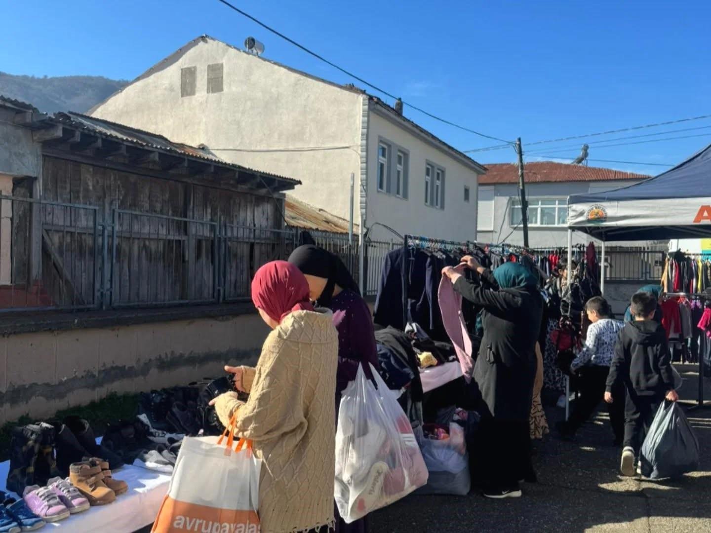 Atakum Belediyesi'nin Gezici Mağazası, İhtiyaç Sahiplerine Umut Oluyor