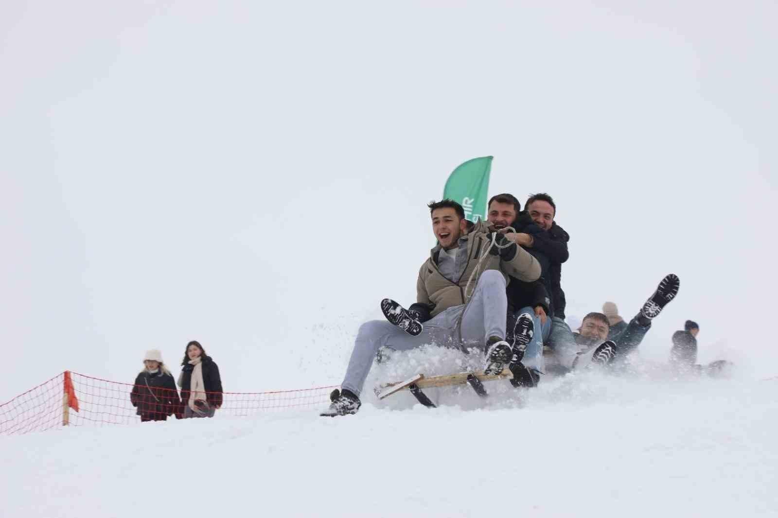 Perşembe Yaylası'nda Mendereslerin Güzelliğinde Kar Festivali Coşkusu