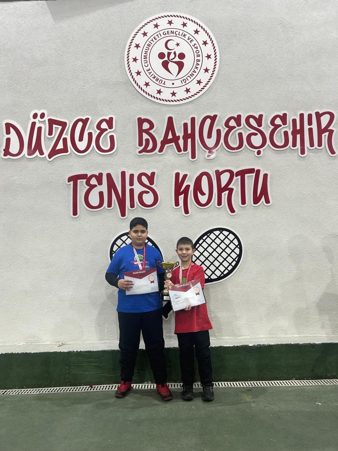 Düzce'de Küçükler Tenis Müsabakaları Heyecanı