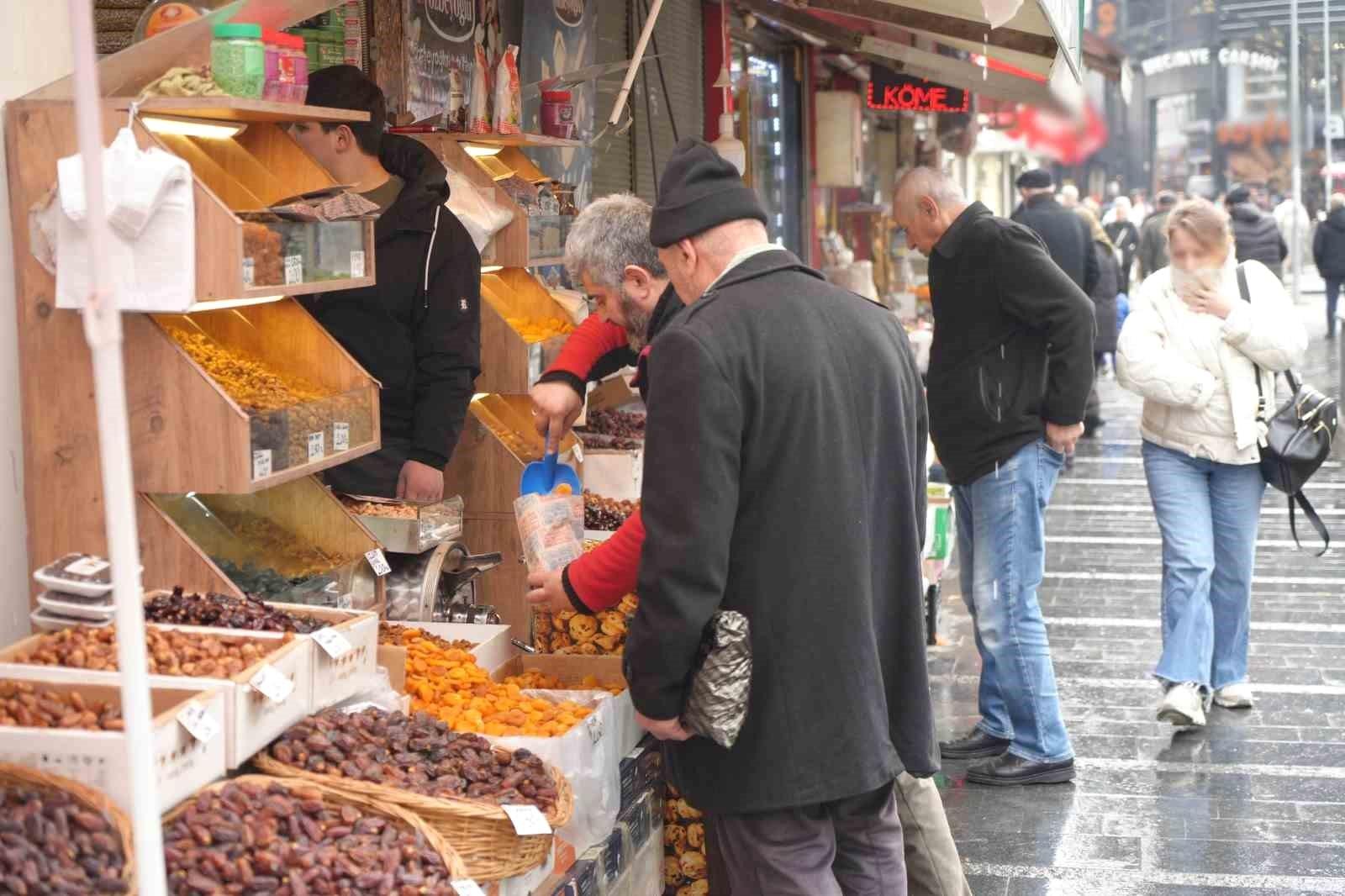 Ramazan Öncesi Çarşı ve Pazar Hareketlendi