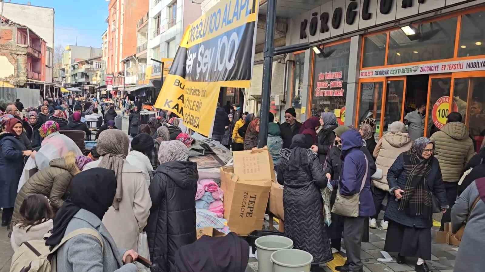 Alaplı'da Alışveriş Çılgınlığı: 100 Liralık Ürünler İçin Yarıştılar