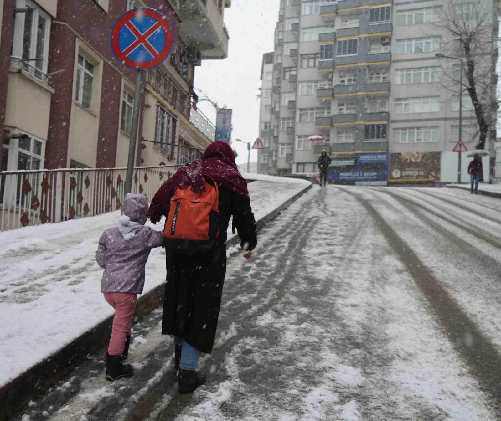 Samsun'da Eğitime Ara Verildi: Kar Yağışı ve Güvenlik Önlemleri