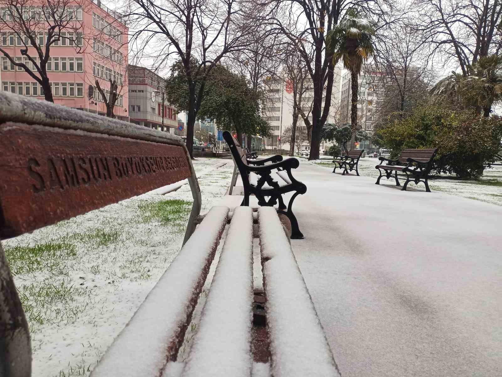 Samsun'da Etkili Kar Yağışı Hayatı Olumsuz Etkiliyor