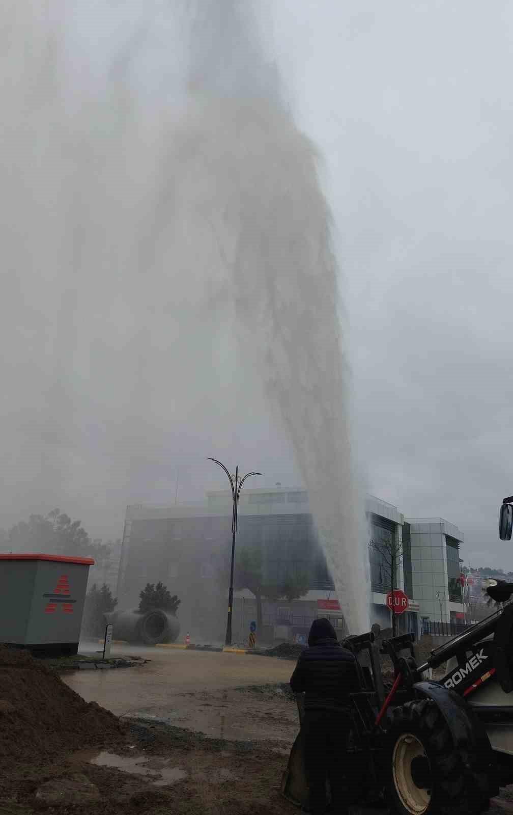 Samsun'da Patlayan Su Borusu, Suları 60 Metre Yüksekliğe Fışkırttı