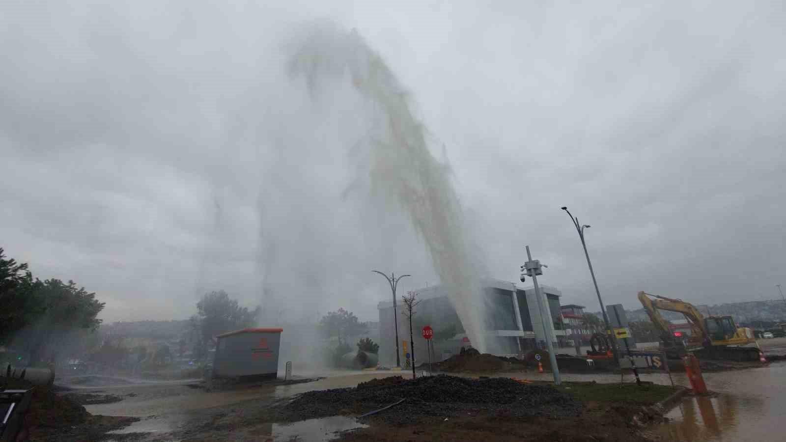 Samsun'da Patlayan Su Borusu, Suları 60 Metre Yüksekliğe Fışkırttı