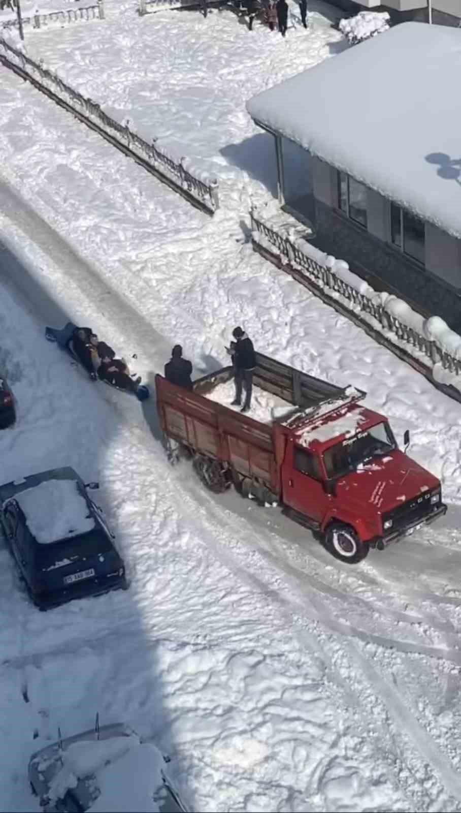 Ayancık’ta Kar Yağışının Getirdiği Neşeli Anlar