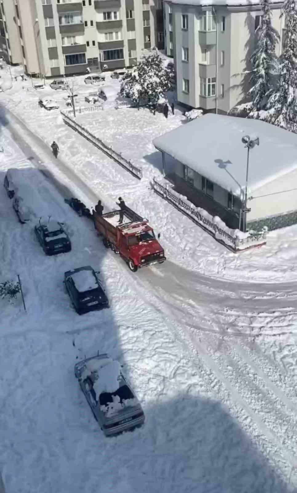 Karın Tadını Çıkaran Gençler