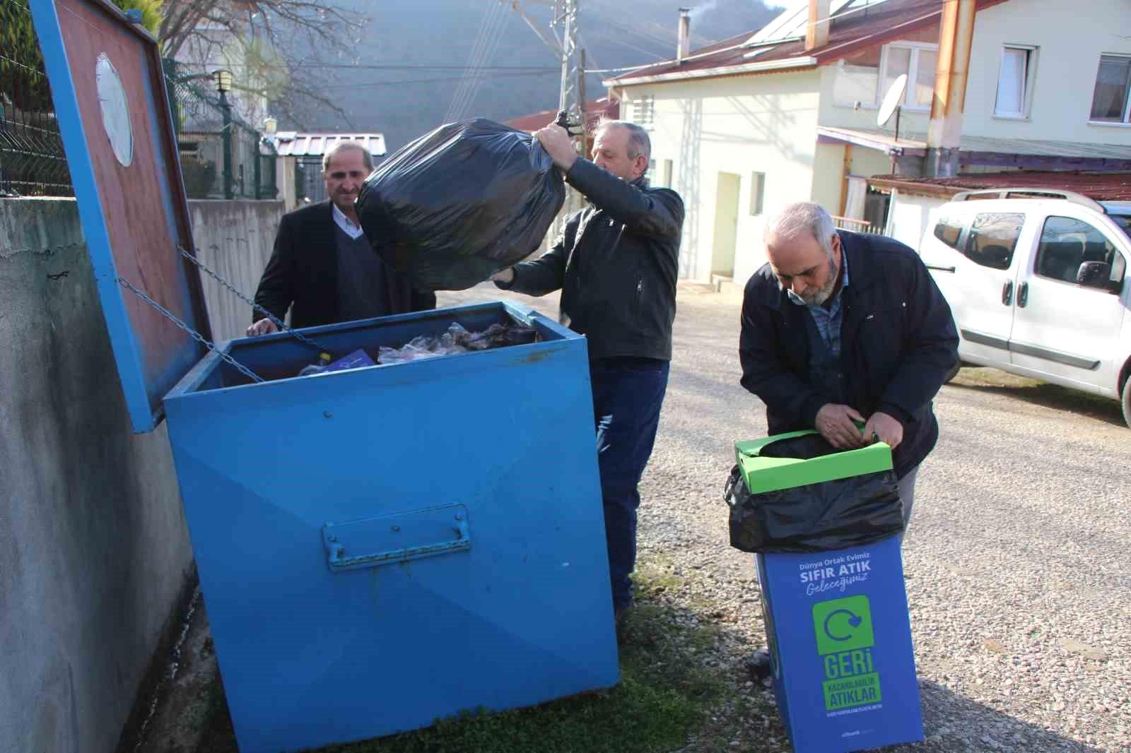 Geri Dönüşüm Kutuları ve Eğitimler