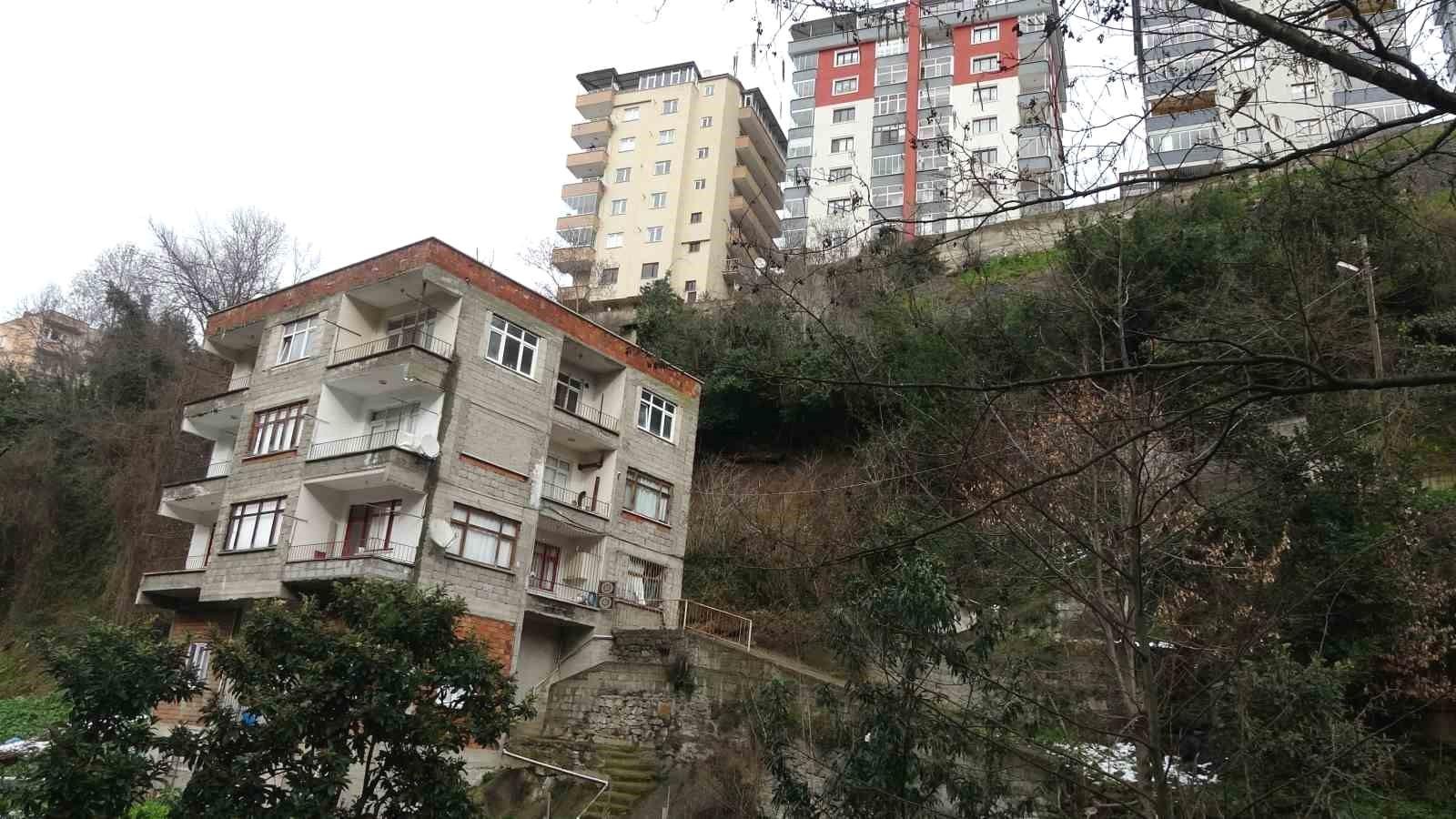 Trabzon'da 5 Katlı Binada Toprak Kayması: 1 Yaralı ve 5 Kişi Tahliye Edildi
