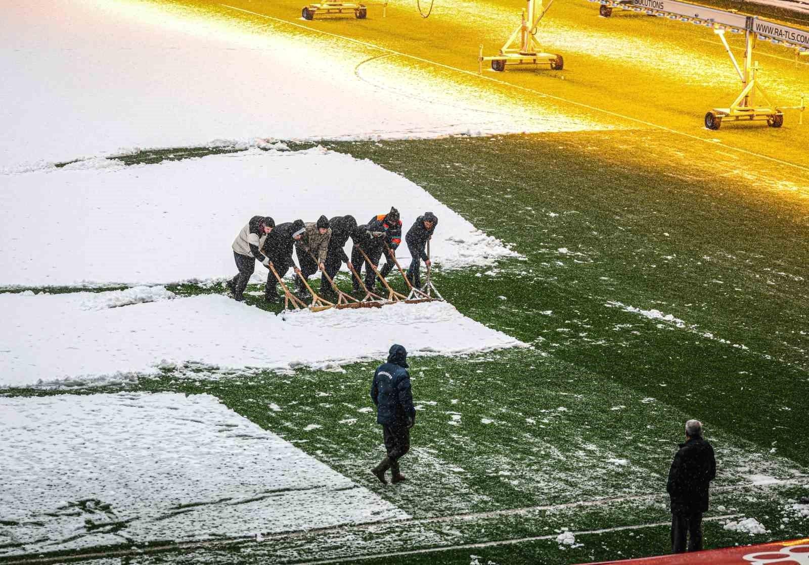 Trabzonspor ile Gaziantep FK Maçı İçin Stadyumda Kar Temizleme Çalışmaları Devam Ediyor