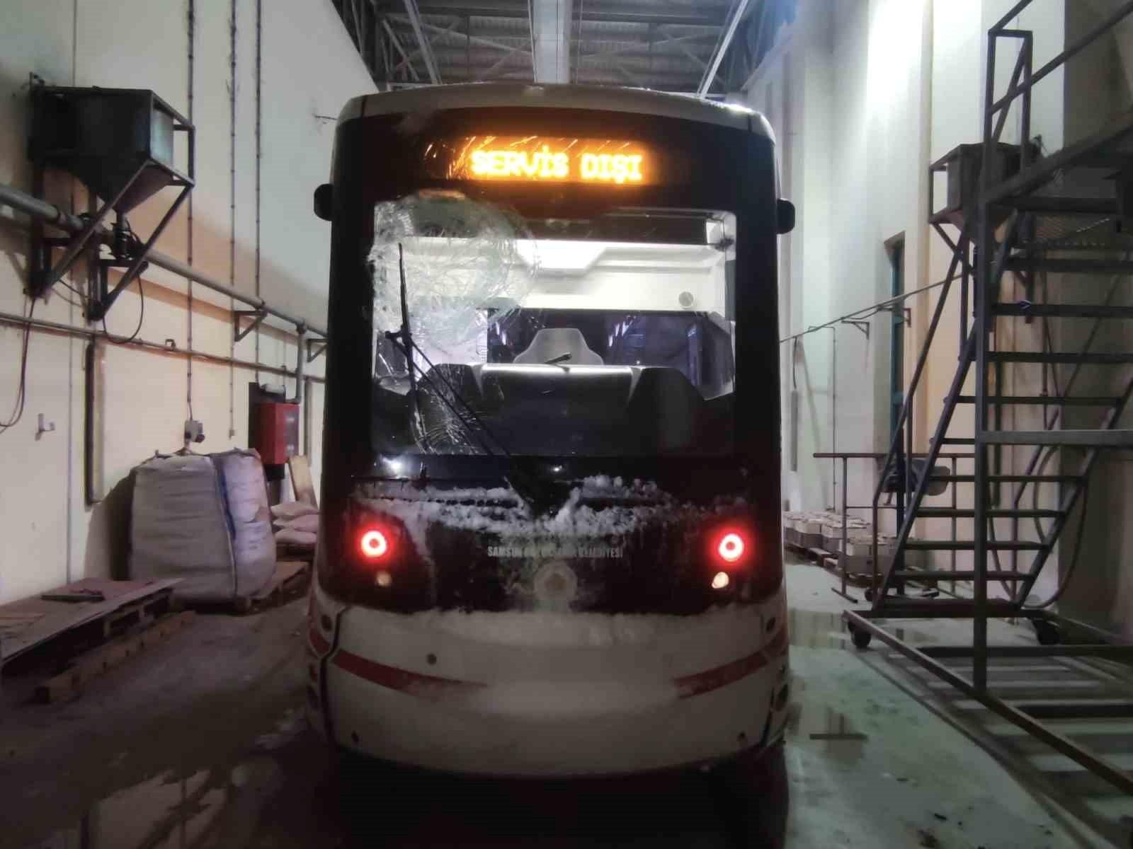 Samsun'da Eğlencenin Gölgesi: Tramvaya Taşlı Kartopu Atıldı