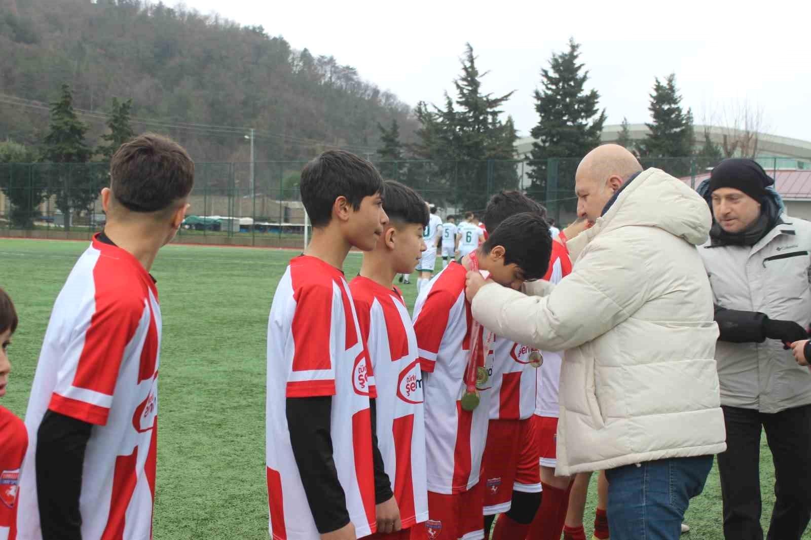 Türkeli BES U-14 Takımı Şampiyonluk Kupasını Kaldırdı