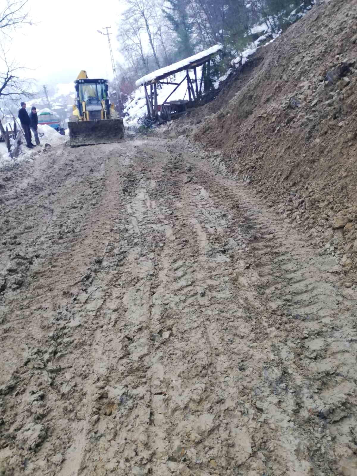 Türkeli'de Heyelan Sonrası Yol Yeniden Ulaşıma Açıldı