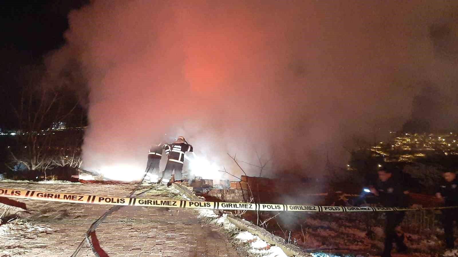 Karabük'te Gece Yarısı Yangın: Müstakil Ev Kül Oldu